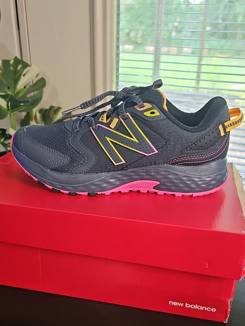 NIB New Balance 410V7, WT410CG7 Women's Sneakers Size 8 Medium. Gray/Pink/Yellow